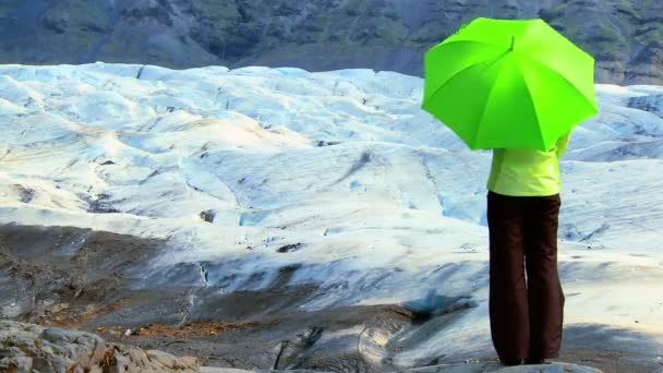 Concepto de ecoturista femenina en el glaciar Vatnajokull, Islandia — Vídeo de stock