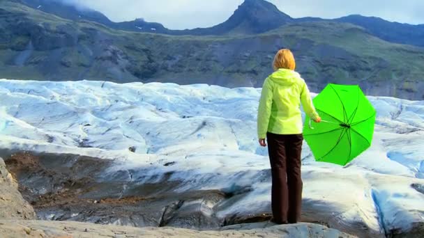 Concepto de ecoturista femenina en el glaciar Vatnajokull, Islandia — Vídeo de stock