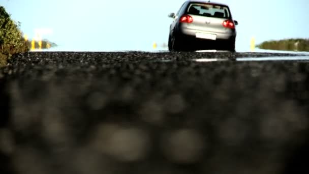 Traffico e riflessione termica su strada asfaltata di campagna — Video Stock