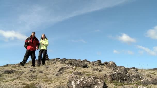 Sportovní mladý pár dosáhnout vrcholu jejich turistických dobrodružství — Stock video