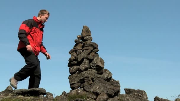 Jeune homme solitaire atteint le sommet de son aventure de randonnée — Video