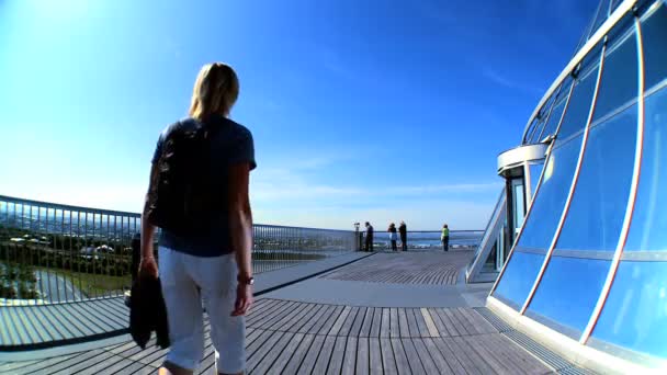 Visiteur féminin sur la terrasse d'observation du Pearl Museum, Islande — Video