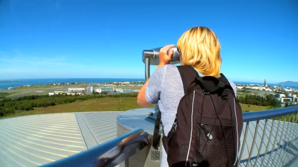 Visitante femenina en la plataforma de observación del Pearl Museum, Islandia — Vídeo de stock