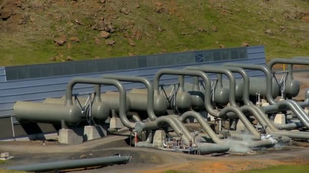 地热能被用到电厂从天然火山温泉管道蒸汽 — 图库视频影像