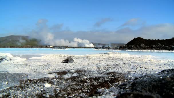 蒸汽来自火山温泉浮出水面 — 图库视频影像