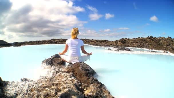 Mujer solitaria que utiliza terapia de relajación con aguas termales geotérmicas en primer plano — Vídeos de Stock