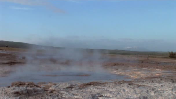 Vapore proveniente da sorgenti vulcaniche calde che gorgogliano in superficie — Video Stock