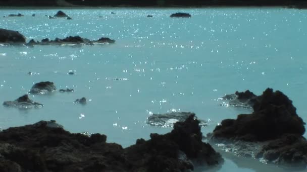 Lago de água de fontes termais subterrâneas geotérmicas — Vídeo de Stock