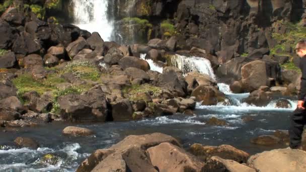 Junger Mann erreicht bei seinem Wanderabenteuer markanten Wasserfall — Stockvideo