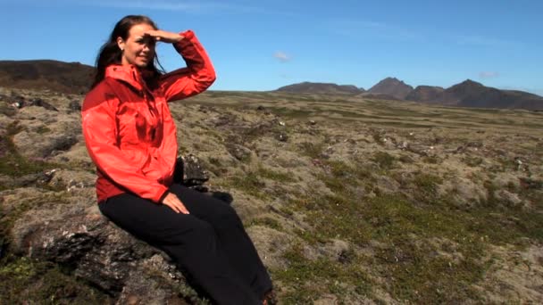 Ensamstående kvinnliga vandrare utomhus i karga landskap — Stockvideo