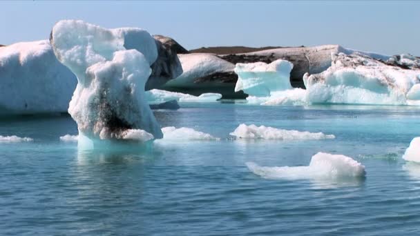 Lodowaty lodowej powoli topnienia do jeziora przez globalne ocieplenie — Wideo stockowe