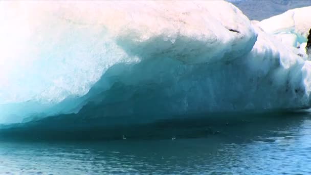 Glaciale ijsberg langzaam smelten in de Poel via globale opwarming van de aarde — Stockvideo