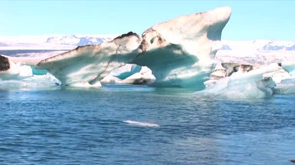 A tóba a globális felmelegedés lassan olvadó jeges jéghegy — Stock videók