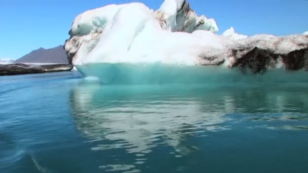 通过全球变暖湖里慢慢融化的冰川冰山 — 图库视频影像