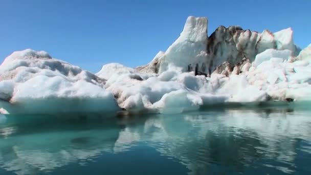 El iceberg glaciar se derrite lentamente en el lago a través del calentamiento global — Vídeo de stock