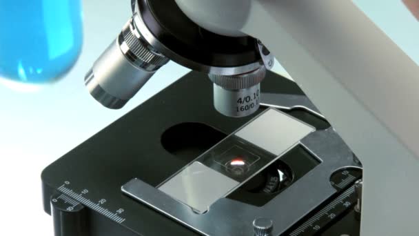 Vista detalhada de um microscópio com slide em laboratório — Vídeo de Stock