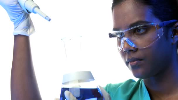 Female scientist using a pipette — Stock Video