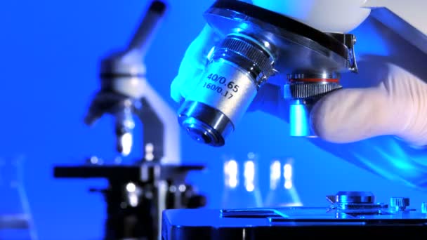 Equipos de laboratorio utilizados para la investigación médica científica — Vídeos de Stock