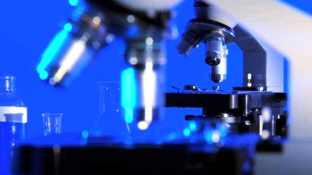 Laboratoryjne urządzenia wykorzystywane do medycznych badań naukowych — Wideo stockowe