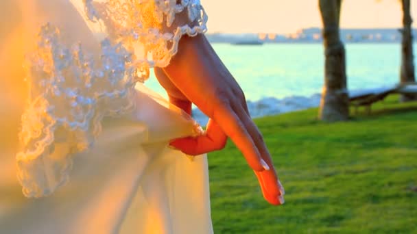 Pareja joven caminando por la playa después de su ceremonia de boda tropical — Vídeos de Stock