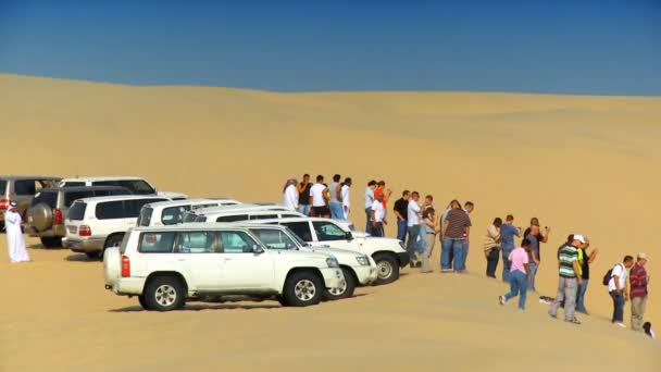 Groupe de véhicules 4x4 se préparant pour une expérience de dune de sable dans le désert — Video