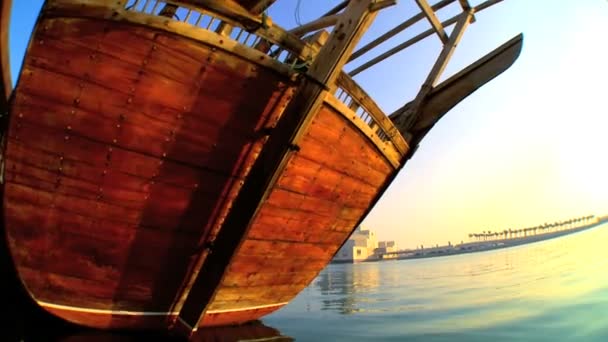 Dhow traditionnel de pêche en bois à l'ancre — Video