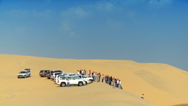 Grupo de veículos 4WD se preparando para uma experiência de duna de areia no deserto — Vídeo de Stock