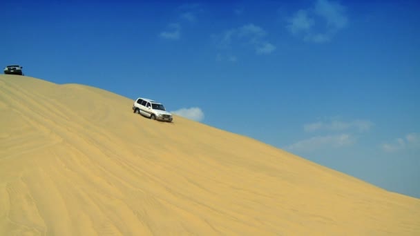 4WD fordon förbereder sig för en sanddyn upplevelse i öknen — Stockvideo