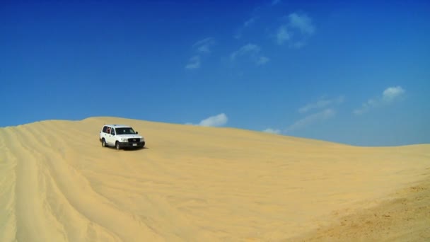 Véhicule 4x4 se préparant pour une expérience de dune de sable dans le désert — Video