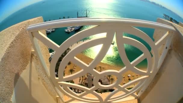 Вид на бирюзовое море и золотой пляж с балкона роскошной квартиры — стоковое видео