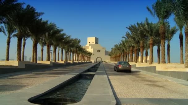 Islamic museum with channel of clear running water in avenue of palm trees in front — Stock Video