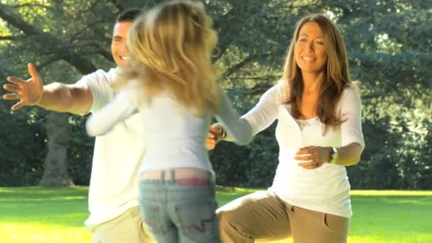 Joven familia caucásica disfrutando del tiempo juntos en un día de verano — Vídeos de Stock