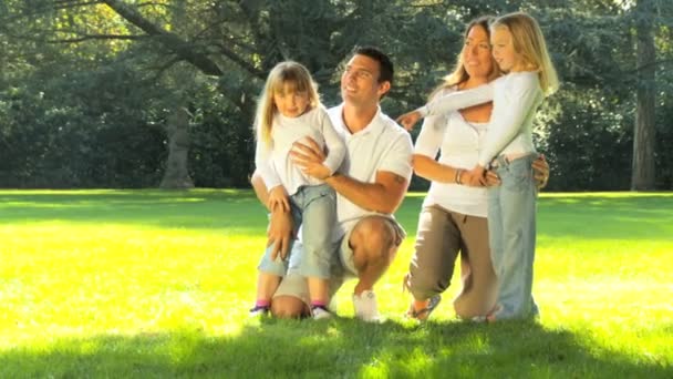 Jovem família caucasiana aproveitando o tempo juntos em um dia de verão — Vídeo de Stock