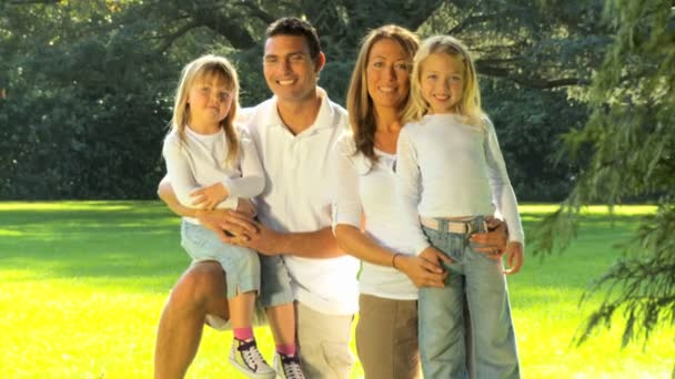 Retrato da jovem família caucasiana desfrutando de um tempo juntos em um dia de verão — Vídeo de Stock