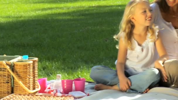 Jeune famille caucasienne profiter du temps avec un pique-nique un jour d'été — Video