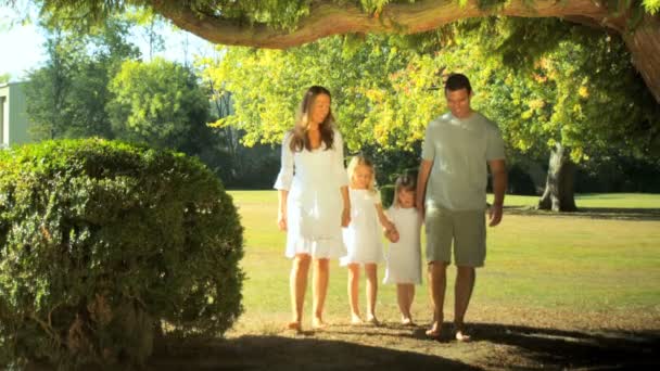 Jovem família caucasiana aproveitando o tempo juntos em um dia de verão — Vídeo de Stock