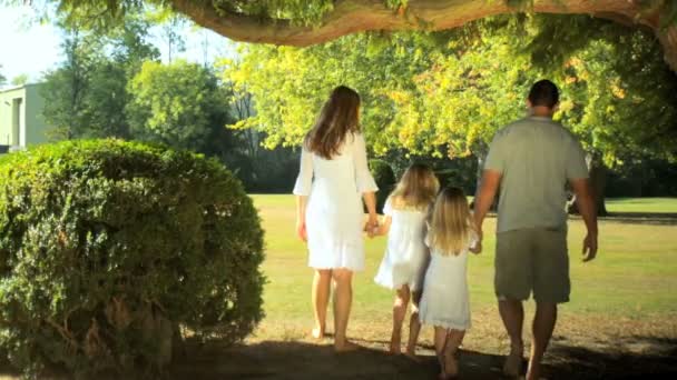 Jeune famille caucasienne profiter du temps ensemble un jour d'été — Video