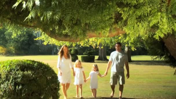 Mladý bělošský rodina těší časový limit společně na léta den — Stock video