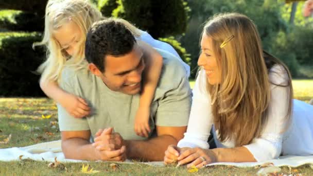 Νεαρή καυκάσιος οικογένεια απολαμβάνοντας χρόνο έξω μαζί για την ημέρα καλοκαίρια — Αρχείο Βίντεο