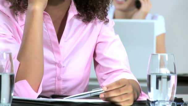 Багатоетнічна жіноча бізнес команда, що працює в сучасному офісі — стокове відео