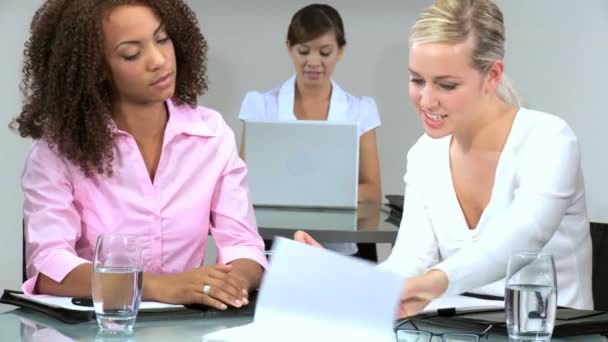 Multi-etnisch vrouwelijke zakelijke team dat werkt in moderne kantoor — Stockvideo