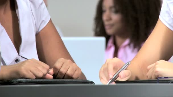 Modern ofisinde çalışan çok ırklı kadın iş takım — Stok video