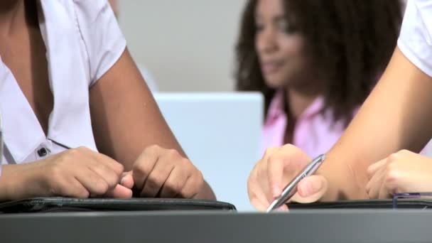 Equipo empresarial femenino multiétnico que trabaja en una oficina moderna — Vídeo de stock