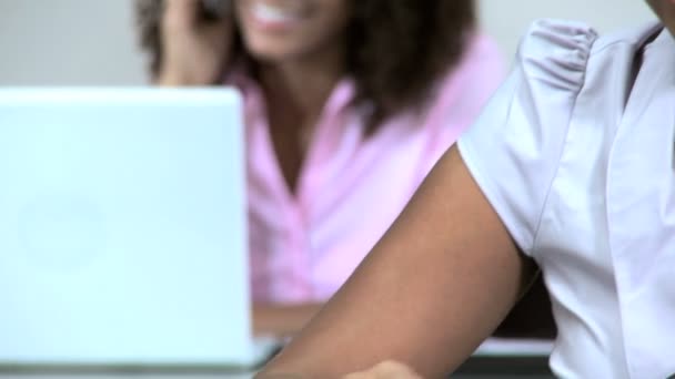 Équipe multiethnique de femmes d'affaires travaillant dans un bureau moderne — Video