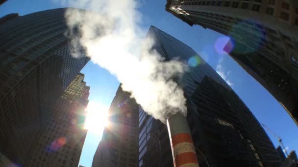 Vista panorámica de los edificios de Wall Street, con salida de vapor — Vídeos de Stock