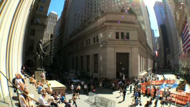 Fish-eye view of commuters,pedestrians & buildings on Wall ST, USA — Stock Video