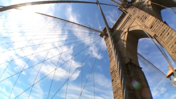 Fisk-eye hög vinkel syn på kablar & stöder av Brooklyn Bridge — Stockvideo
