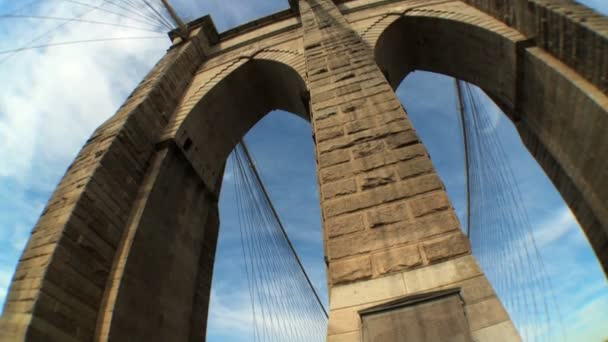 Fish-eye view of pedestrians under the gothic arches of Brooklyn Bridge — Stock Video