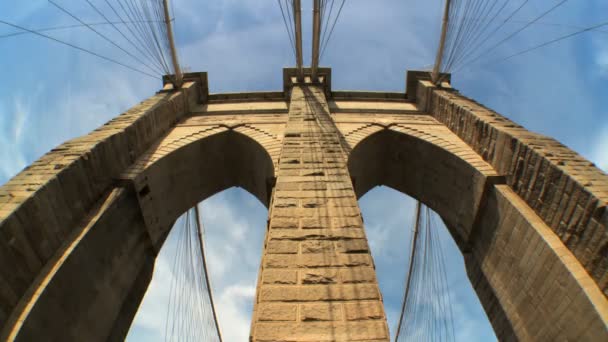 Fish-eye view of pedestrians under the gothic arches of Brooklyn Bridge — Stock Video
