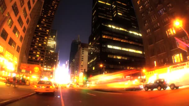 Night time-lapse fish-eye of traffic & lights on Broadway, New York City, USA — Stock Video